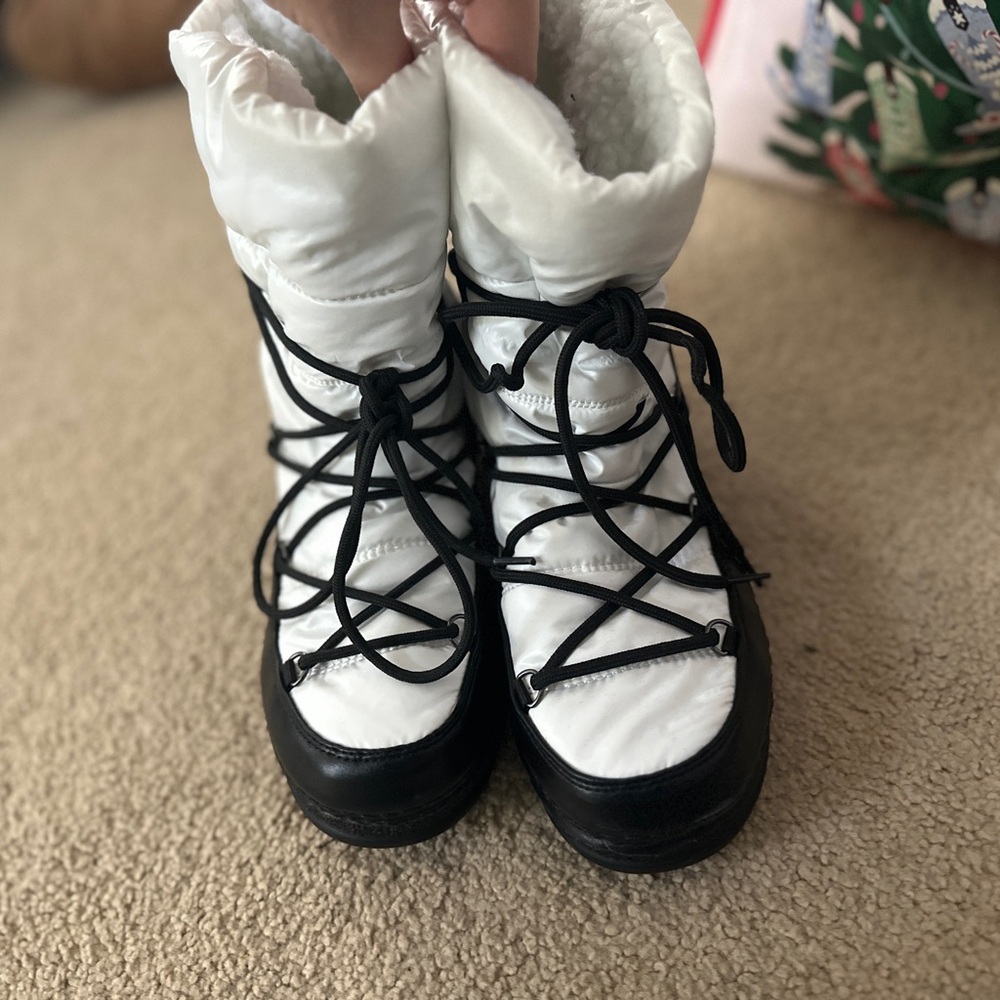 womens White and Black Winter Boot